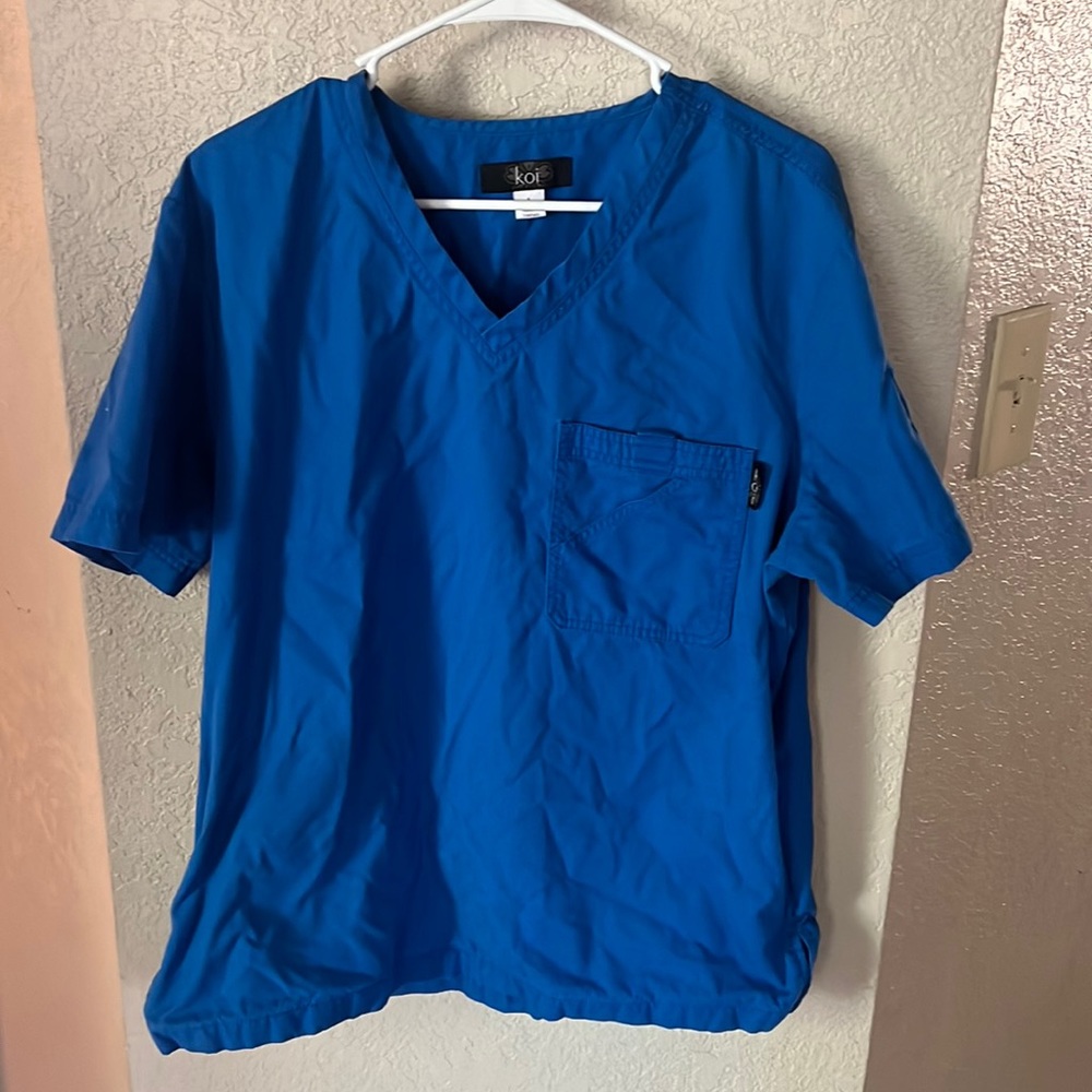 Men’s Koi L scrub top
